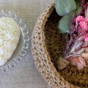 Vela em formato de coração e cesto em crochê. Arranjo de flores desidratadas.