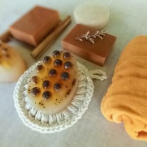 sabonetes de maracujá com argila amarela, ecopad de crochê em algodão, toalhinha de algodão, saboneteira de bambu