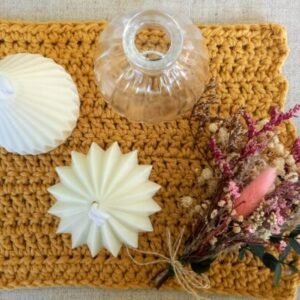 Velas aromáticas, crochê e arranjo flores secas