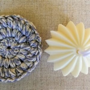 Vela aromática bola ouriço, com ecopad de crochê em fio reciclado jeans