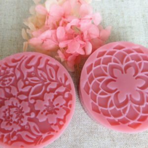 Sabonete Glicerinado – Frutas Vermelhas & Flores. Enriquecido com manteiga de karité e extrato seco de frutas vermelhas,