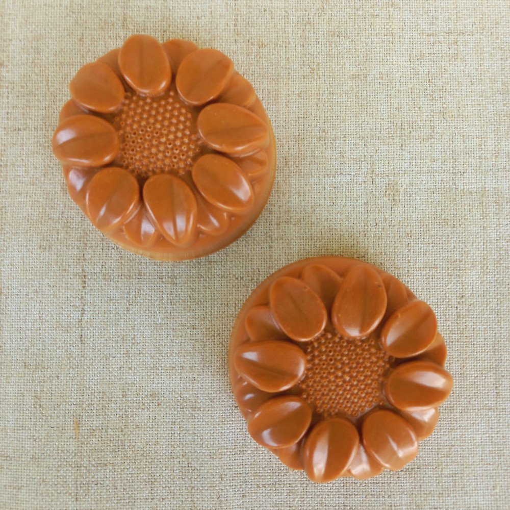 Sabonete Glicerinado Maracujá Doce, Manga & Argila Amarela 2 Sabonete artesanal glicerinado de argila amarela e aroma de flor de cerejeira