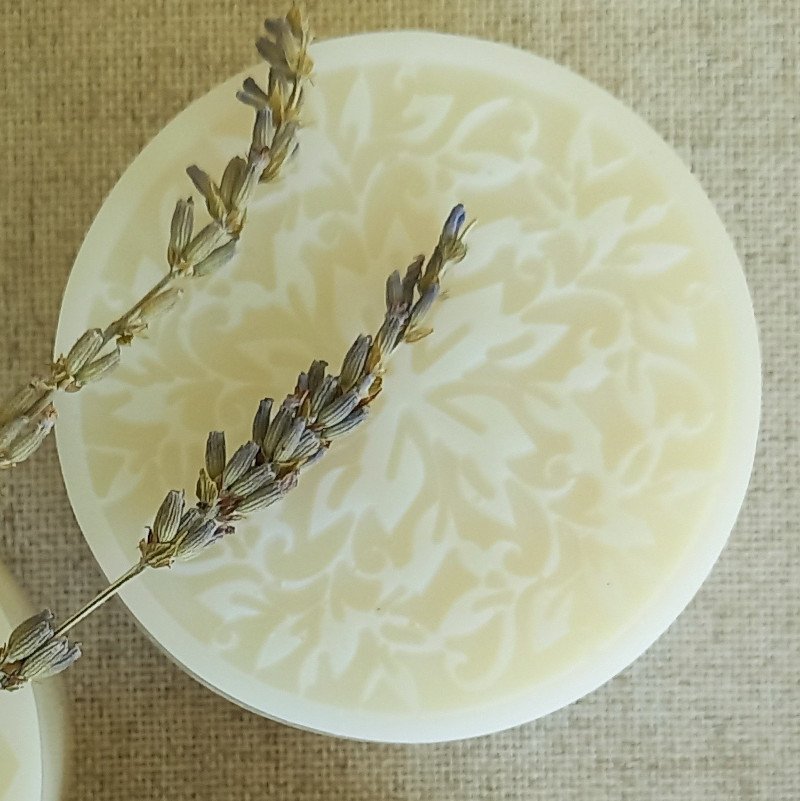 Sabonete glicerinado de lavanda com extrato de aloe vera e manteiga de karité. Base glicerinada 100% vegetal