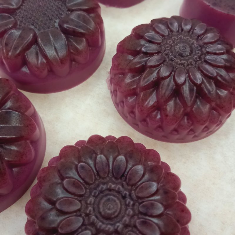 Sabonete glicerinado com óleo de semente de uvas, extrato seco de uva e fragrância de ervas de provence