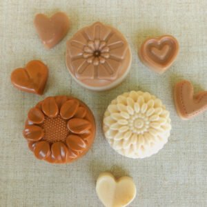 Trio de sabonetes artesanais glicerinados de argila rosa, branca e amarela com fragrância de flor de cerejeira