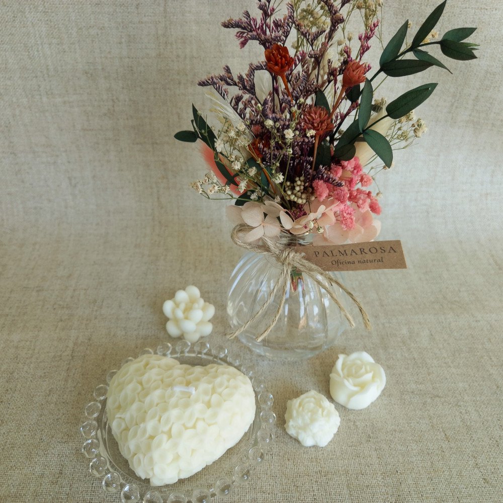 Essência Natural – Arranjo com flores secas e vela aromática 2 Kit Presente "Essência Natural" – Arranjo Floral + Vela Coração + Itens Decorativos