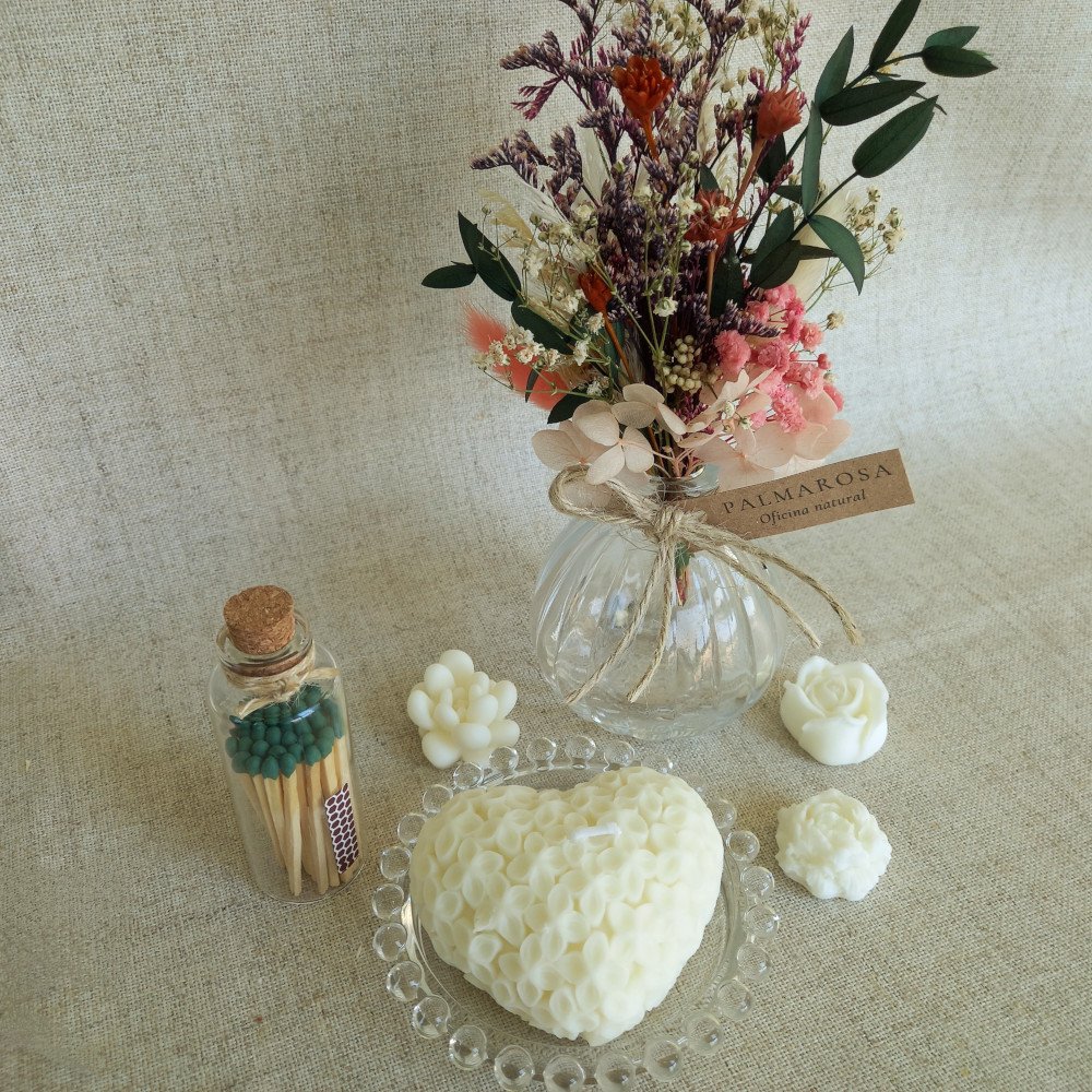 Kit Presente "Essência Natural" – Arranjo Floral + Vela Coração + Itens Decorativos