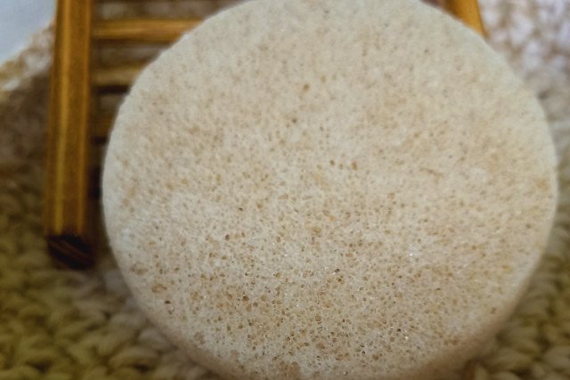 Conjunto Saboneteira de Bambu e Esponja Konjac Natural