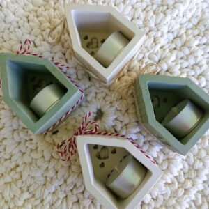 Casinha luminária feita à mão em EcoMármore, com vela tealight e acabamento natural. Um toque de aconchego e luz para a decoração de Natal.