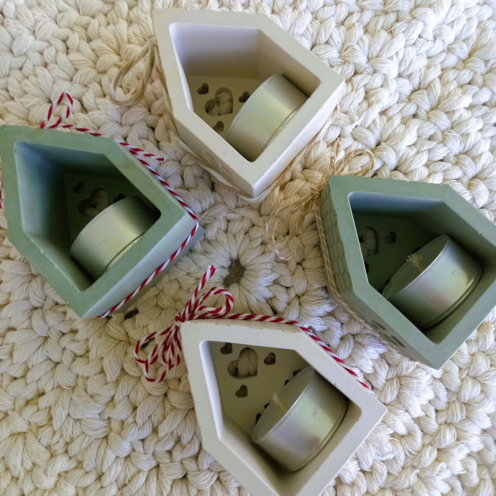 Casinha luminária feita à mão em EcoMármore, com vela tealight e acabamento natural. Um toque de aconchego e luz para a decoração de Natal.