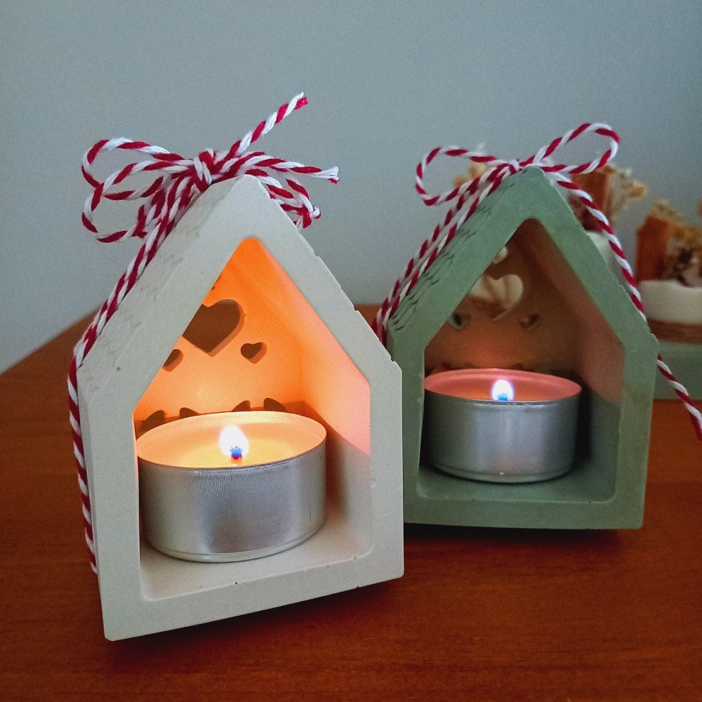Casinha Luminária em EcoMármore – Edição Natal 2025 6 Casinha luminária feita à mão em EcoMármore, com vela tealight e acabamento natural. Um toque de aconchego e luz para a decoração de Natal.