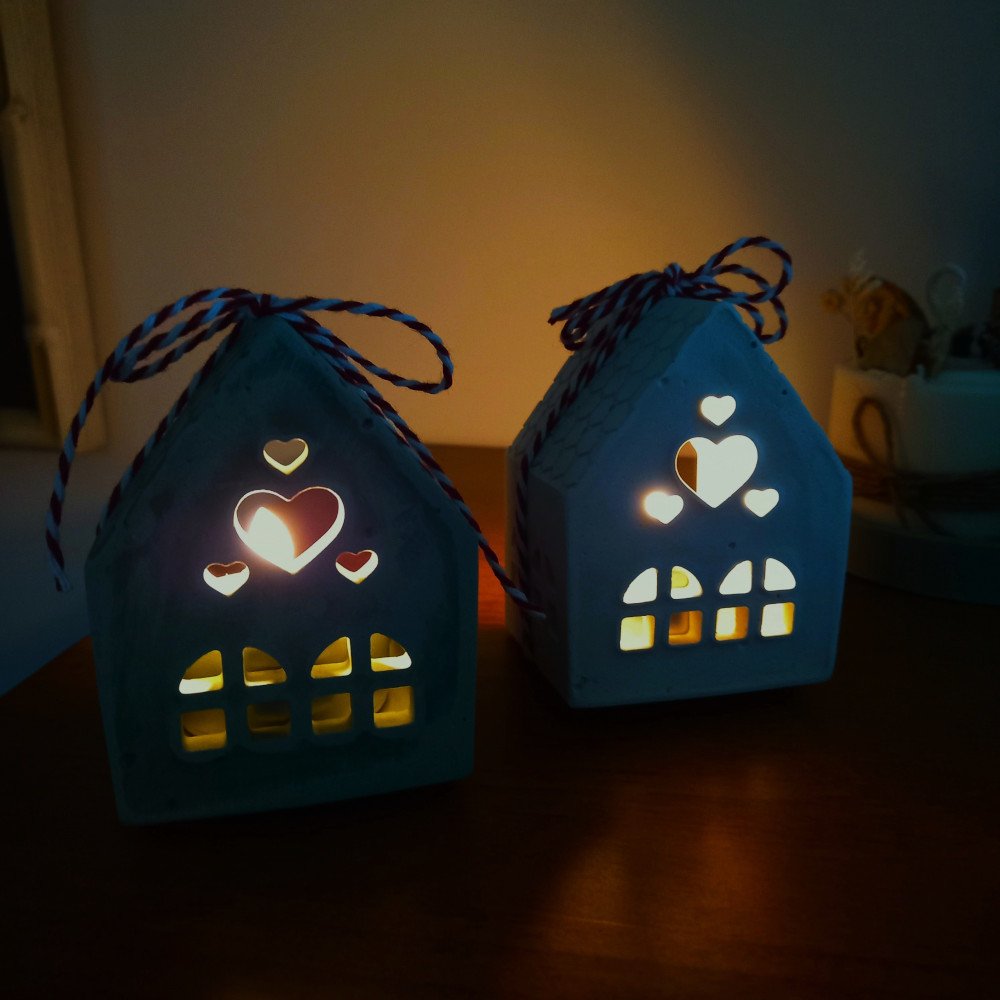 Casinha Luminária em EcoMármore – Edição Natal 2025 5 Casinha luminária feita à mão em EcoMármore, com vela tealight e acabamento natural. Um toque de aconchego e luz para a decoração de Natal.