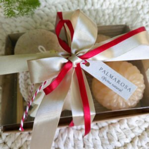 Conjunto com sabonetes glicerinados, esponja Konjac e enfeite decorativo em cera vegetal.