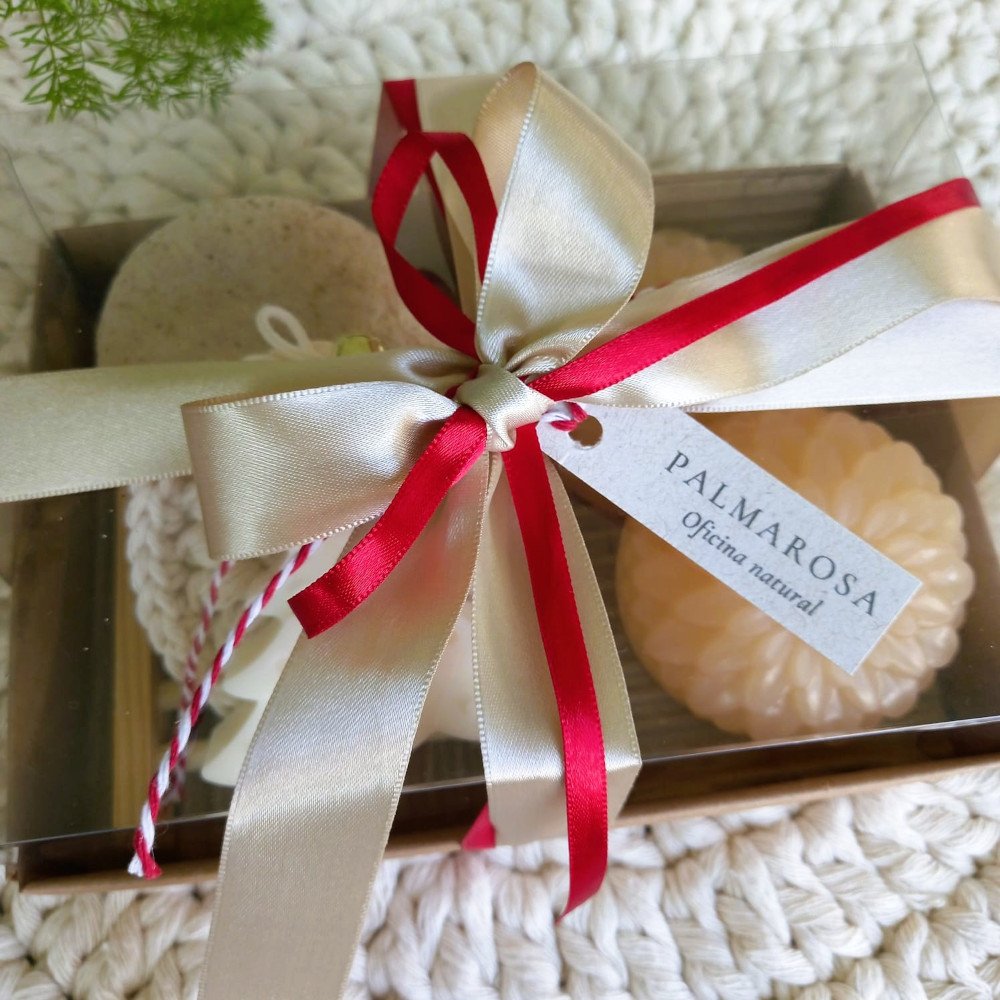 Conjunto com sabonetes glicerinados, esponja Konjac e enfeite decorativo em cera vegetal.