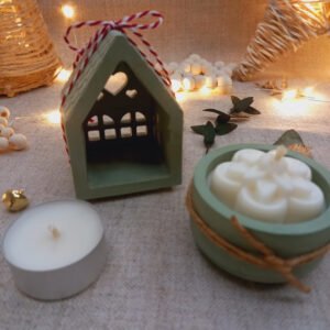 Conjunto natalino com uma luminária em ecomármore (casinha ou árvore de natal) e uma vela aromática de maçã com canela