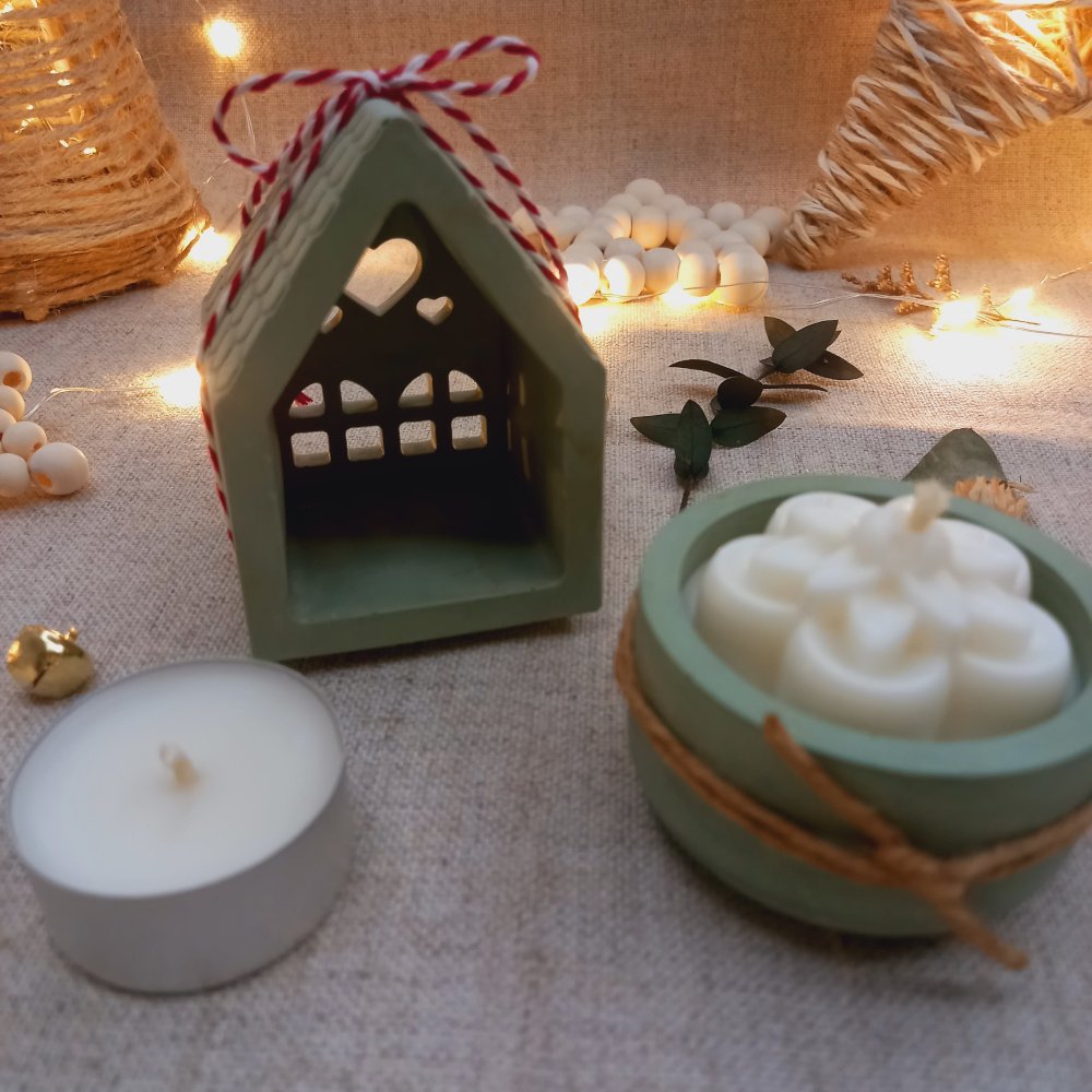 Conjunto natalino com uma luminária em ecomármore (casinha ou árvore de natal) e uma vela aromática de maçã com canela