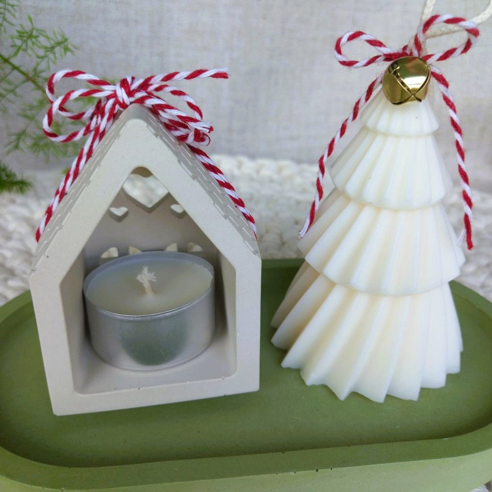 Kit Casinha & Pinheirinho – conjunto artesanal com casinha porta-vela e bandeja em EcoMármore, acompanhado de vela pinheirinho em cera de coco vegetal. Um toque de encanto e aconchego para o Natal.