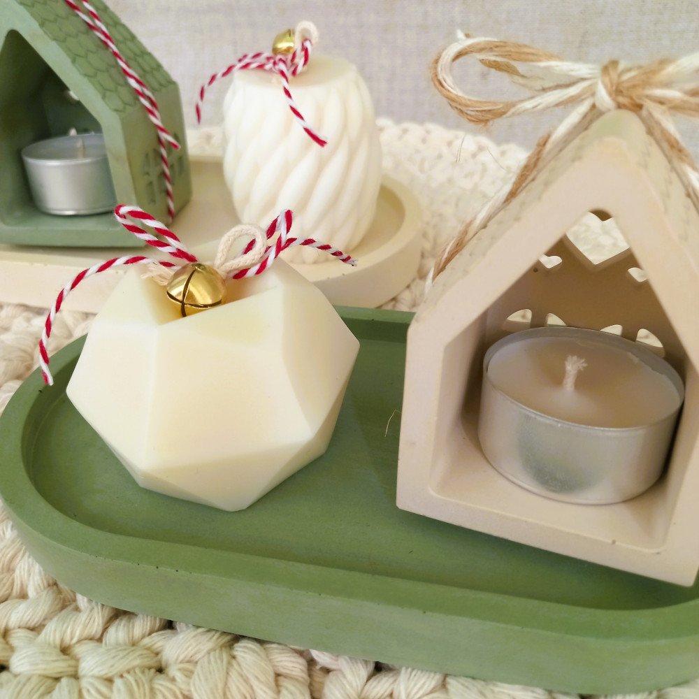 Conjunto artesanal com casinha e bandeja em EcoMármore e vela em cera de coco 100% vegetal. Um toque de luz e afeto para o Natal.