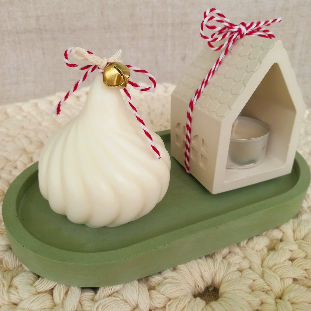 Gift Box - Casinha Luminária & Vela Natalina 3 Conjunto artesanal com casinha e bandeja em EcoMármore e vela em cera de coco 100% vegetal. Um toque de luz e afeto para o Natal.