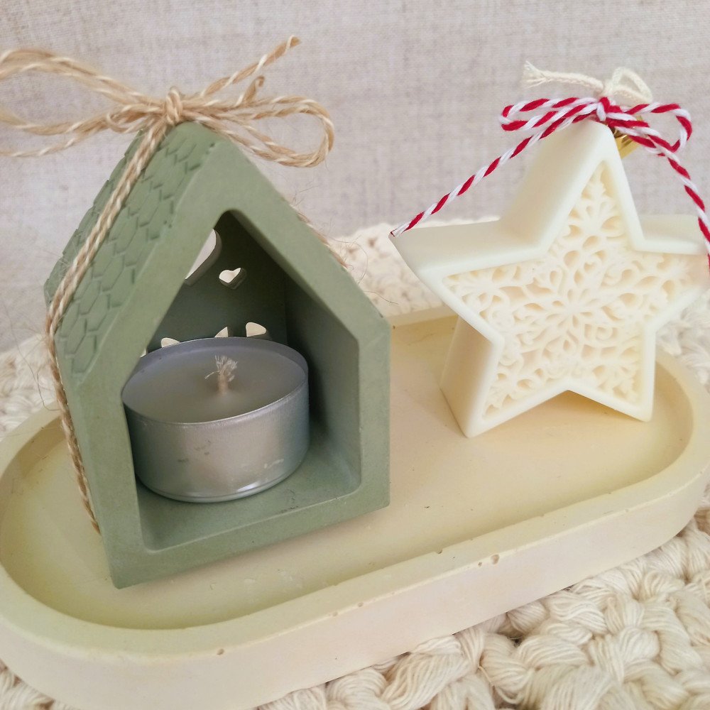 Gift Box - Casinha Luminária & Vela Natalina 5 Conjunto artesanal com casinha e bandeja em EcoMármore e vela em cera de coco 100% vegetal. Um toque de luz e afeto para o Natal.