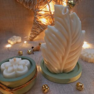 vela decorativa em formato de folha, um pratinho porta-vela em ecomármore e uma vela aromática no mesmo material — todos feitos à mão