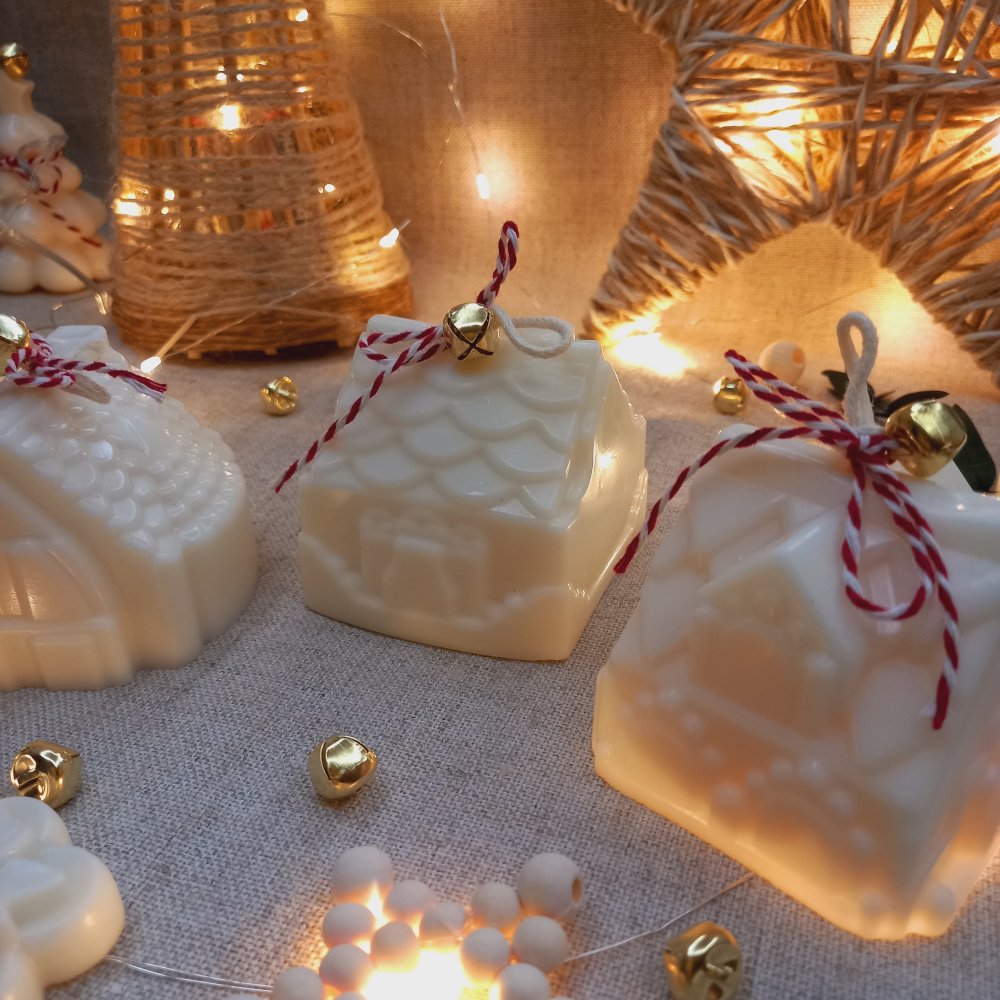 Gift Box Casinhas de Natal — Velas Decorativas Artesanais 4 Gift Box Casinhas de Natal Conjunto com três velas artesanais em formato de casinha, feitas à mão com cera vegetal. Um presente delicado e cheio de encanto para iluminar o Natal com aconchego e beleza natural.