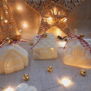 Gift Box Casinhas de Natal Conjunto com três velas artesanais em formato de casinha, feitas à mão com cera vegetal. Um presente delicado e cheio de encanto para iluminar o Natal com aconchego e beleza natural.