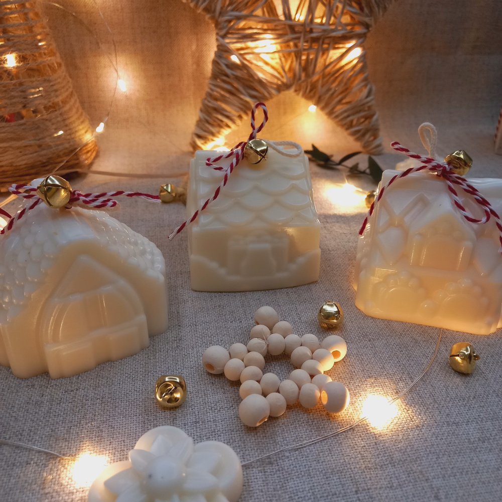 Gift Box Casinhas de Natal — Velas Decorativas Artesanais 3 Gift Box Casinhas de Natal Conjunto com três velas artesanais em formato de casinha, feitas à mão com cera vegetal. Um presente delicado e cheio de encanto para iluminar o Natal com aconchego e beleza natural.
