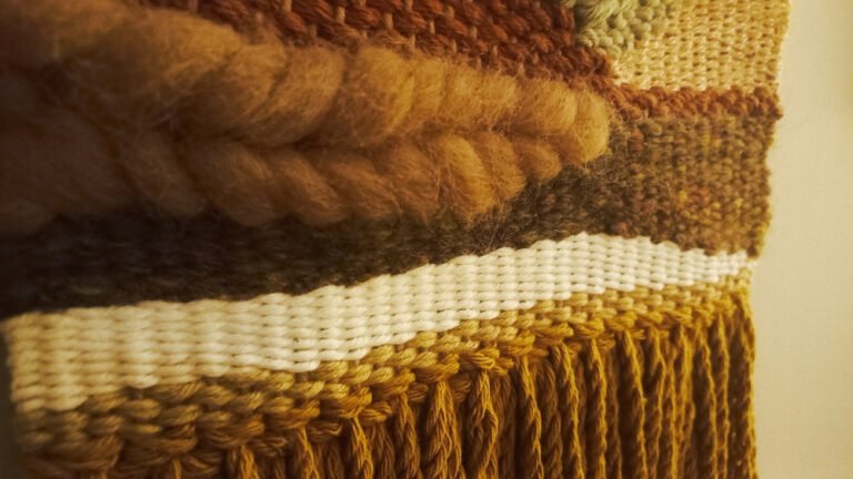 Painel de tear manual com lã e fibras naturais