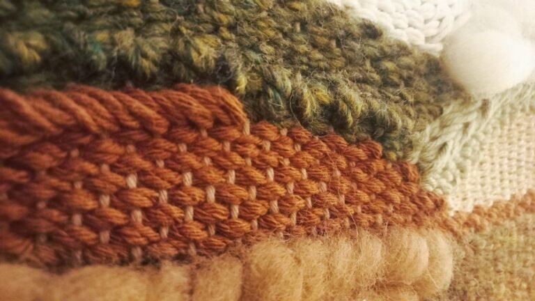 Painel de tear manual com lã e fibras naturais