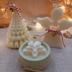 Vela aromática de maçã e canela + velas decorativas em formato de anjo e árvore — todas feitas à mão, com cera 100% vegetal e queima limpa.