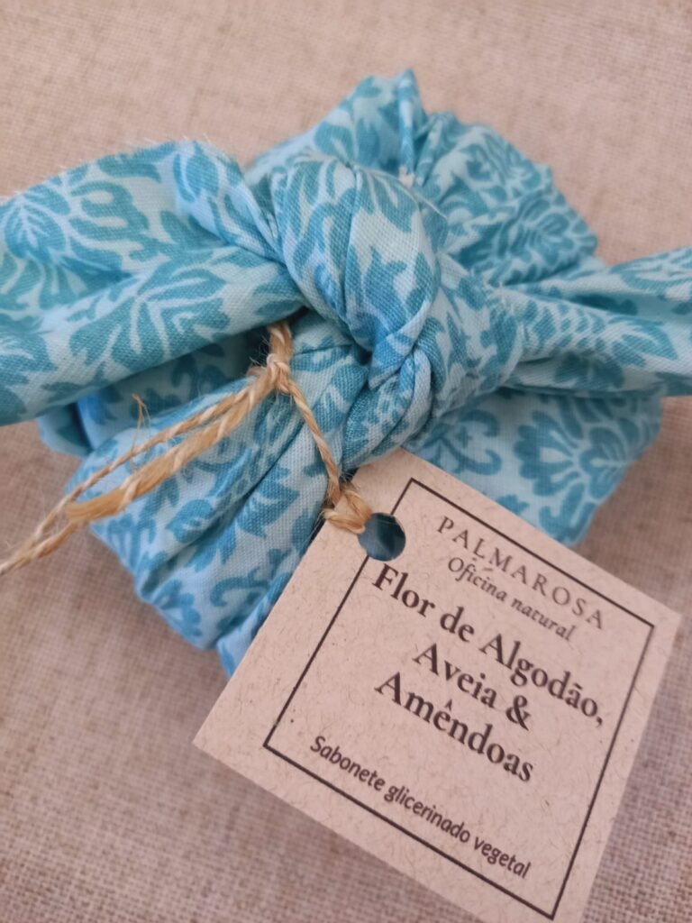 Sabonetes artesanais Palmarosa embalados em tecido 100% algodão com técnica japonesa furoshiki, em estampas coloridas e acabamento manual.