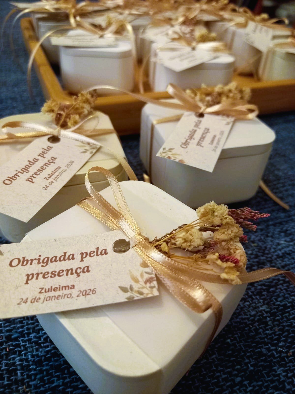 Velas em cera vegetal, produzidas manualmente e personalizadas para eventos