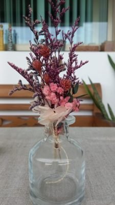 Arranjo de flores secas em vaso de vidro